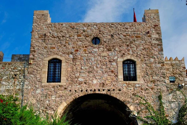 Antico castello a Marmaris contro il cielo blu, una città portuale e località turistica sulla costa mediterranea. Turchia — Foto Stock