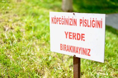 Köpeğinizin parkta Türkçe yazısını Temizleyin. 