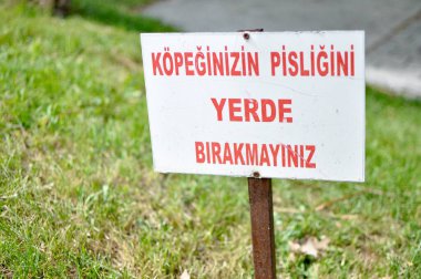 Köpeğinizin parkta Türkçe yazısını Temizleyin. 