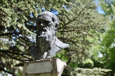 Charles Darwin 'in METU yeşillik parkındaki İngilizce plakalı büstü. Ankara Türkiye. Doğabilimci, jeolog ve biyolog. En çok evrim bilimine katkılarıyla tanınıyor..
