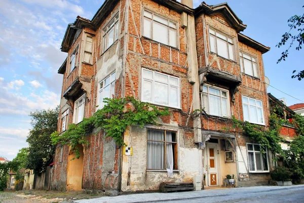 Tres pisos casas históricas en la región del Mar Negro. Akcakoca Turquía — Foto de Stock