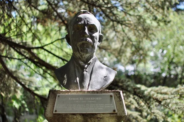 Die Bronzebüste von Ernest Rutherford im METU Greenery Park. Ein in Neuseeland geborener britischer Physiker, bekannt als Vater der Atomphysik, der Chemie radioaktiver Substanzen. — Stockfoto