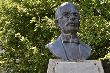 Max Karl Ernst Ludwig Planck 'in METU yeşillik parkındaki bronz büstü. Planck, enerji kuantumunu keşfetmesiyle tanınan Alman teorik fizikçidir. Kuantum teorisi. Atomik ve atom altı süreçler.