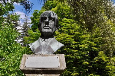 Yeşil METU parkındaki Neils Bohr 'un bronz büstü. Atomik yapı ve mekanik kuantum teorisinin anlaşılmasına temel katkılarda bulunan Danimarkalı fizikçi. Bohr Modeli. 
