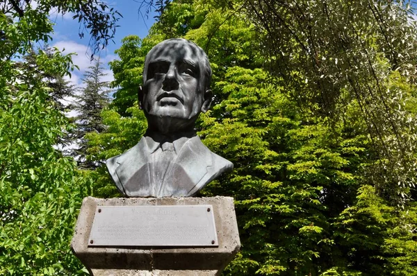 Le buste en bronze de Neils Bohr au parc verdoyant METU. physicien danois qui a apporté des contributions fondamentales à la compréhension de la structure atomique et de la mécanique quantique théorie. Modèle Bohr. — Photo