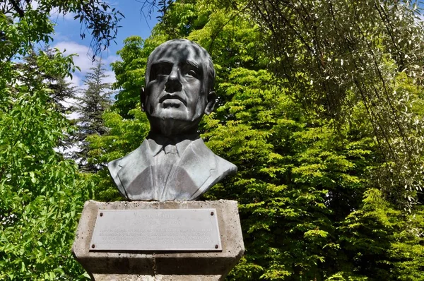 Yeşil METU parkındaki Neils Bohr 'un bronz büstü. Atomik yapı ve mekanik kuantum teorisinin anlaşılmasına temel katkılarda bulunan Danimarkalı fizikçi. Bohr Modeli. 