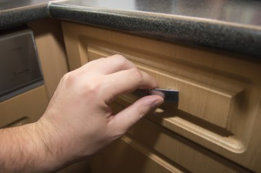 mutfak dolabı açılmaya