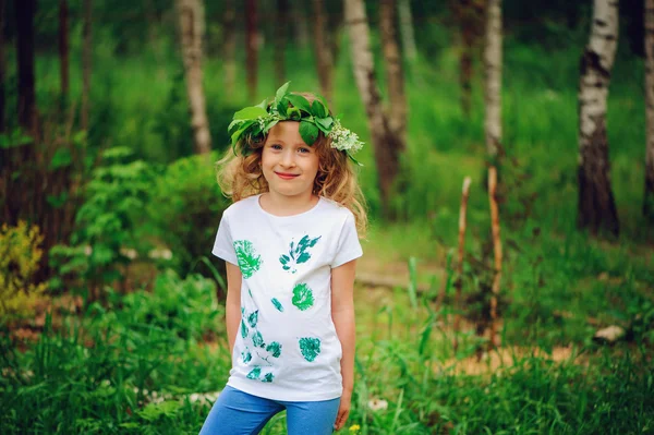 Yaz ormanında çocuk kız. Çocuklu doğa el sanatları için fikir - yaprak baskı gömlek ve doğal çelenk. Çocuklara doğayı sevmeyi öğretmek. — Stok fotoğraf