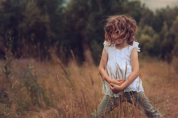 Дитяча дівчина грає на лісовому лузі — стокове фото