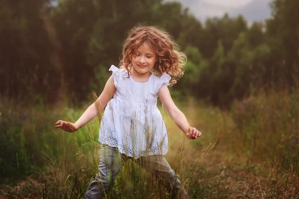 Niña jugando en el prado del bosque — Foto de Stock