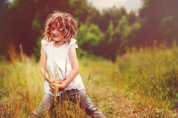 자식 여자 숲 풀밭에 — 스톡 사진