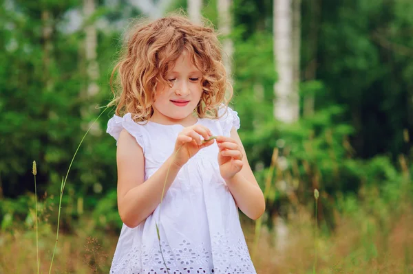 Iskambil ile kız çocuk yaz ormanda bırakır. Doğa keşif çocuklarla. Açık hava kırsal etkinlikleri. — Stok fotoğraf