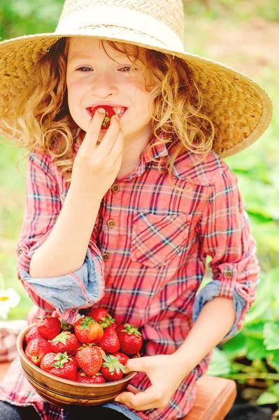 Malá holčička jí jahody — Stock fotografie