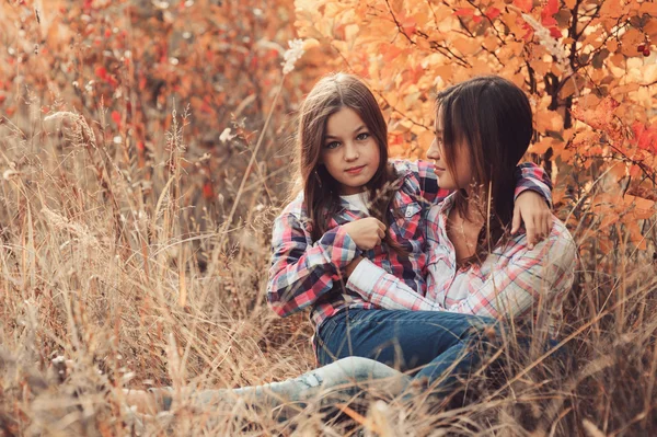 Mor och dotter i sommaren sätter — Stockfoto