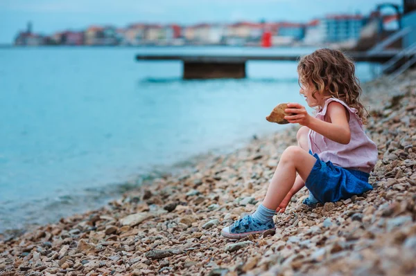 Adorable niña soñadora relajándose en la playa — Foto de Stock