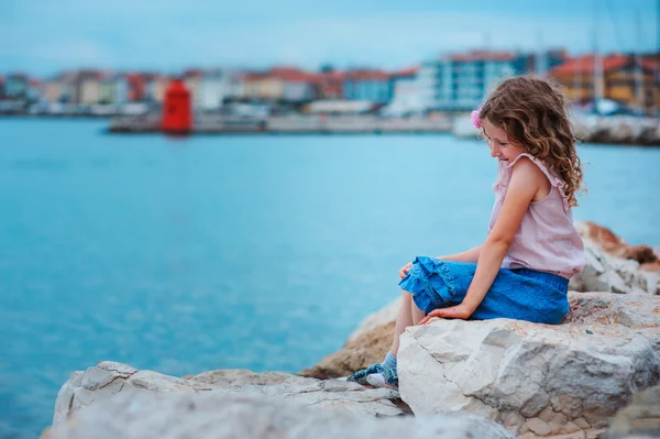 Adorable niña soñadora relajándose en la playa — Foto de Stock