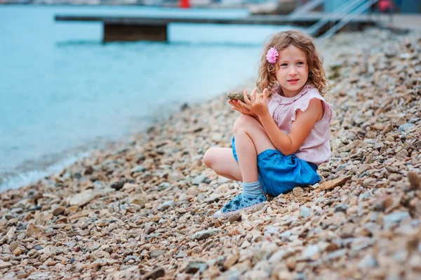 Adorable dreamy child girl relaxing on the beach — Stock Photo, Image