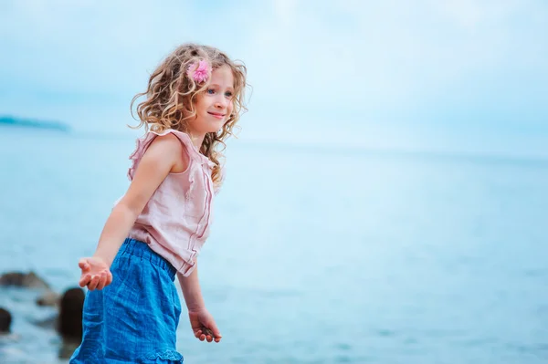 Adorable niña soñadora relajándose en la playa — Foto de Stock