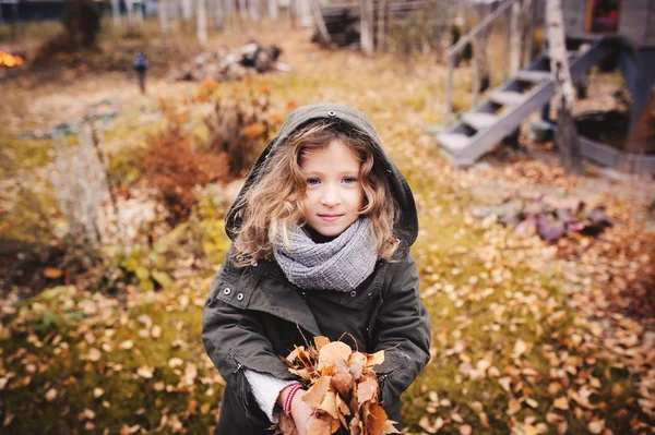 Sonbahar yaprakları ile oynayan mutlu çocuk — Stok fotoğraf