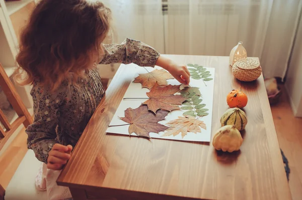 Voorbereidingen voor herfst ambachtelijke met kinderen — Stockfoto