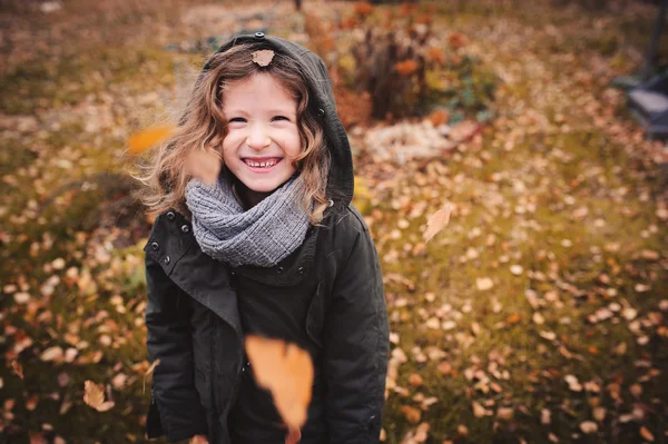 Šťastné dítě hraje s listy na podzim — Stock fotografie