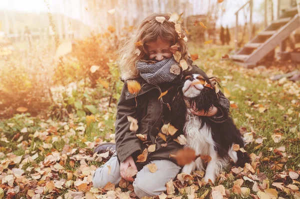 Dítě dívka relaxační s pejskem kavalír king charles Španěl — Stock fotografie