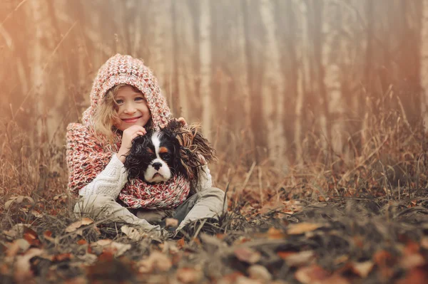 Kız çocuk cavalier king charles spaniel köpeği ile rahatlatıcı — Stok fotoğraf