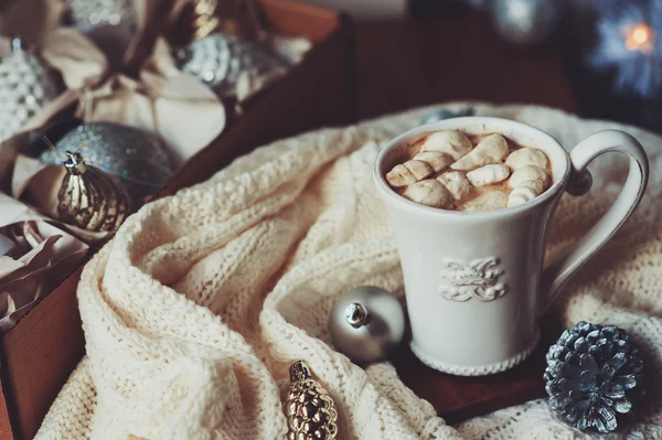 Tazza di cioccolata calda con marshmallow con decorazioni natalizie a casa, albero di Natale sullo sfondo, umore accogliente — Foto Stock