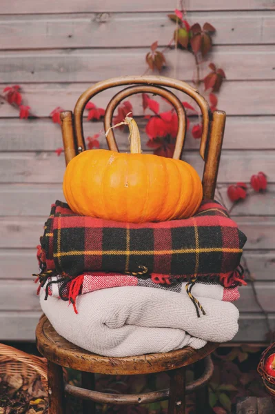 Caer en la casa de campo. Decoraciones de temporada con calabazas, manzanas frescas y flores. Cosecha de otoño en la granja . —  Fotos de Stock