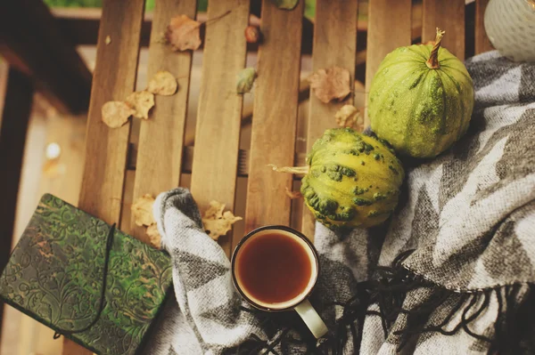 Gezellige herfst ochtend op landhuis, kopje thee en warme deken op houten tafel. Stilleven details — Stockfoto