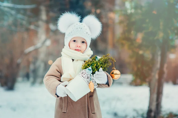 Linda niña disfrutando de paseo de invierno en el parque nevado, con sombrero caliente y abrigo — Foto de Stock