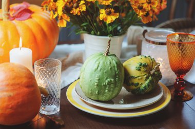 Şükran veya Cadılar Bayramı, mumlar, çiçekler geleneksel tablo sonbahar ayarı ve kabaklar.