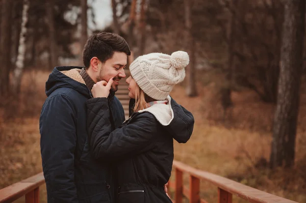 Amante joven pareja feliz juntos al aire libre en acogedor paseo cálido en el bosque de otoño —  Fotos de Stock