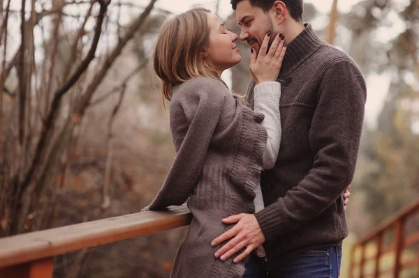 Amante joven pareja feliz juntos al aire libre en acogedor paseo cálido en el bosque de otoño —  Fotos de Stock