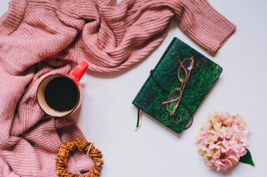 Sonbahar ya da yaz baharı bahçe masası manzaralı rahat süveter, kahve, bardak, çizim kitabı, beyaz arka planda kurutulmuş ortanca çiçekleri