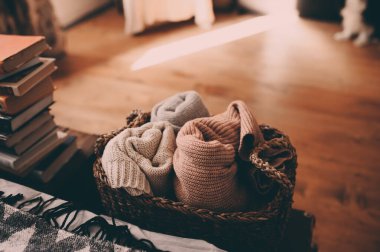 Samimi, hareketsiz, iç mekan detayları. Hasır çantalar, mevsimlik giysiler ve ev temizliği, kış mevsimi için fikirler..