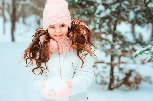 Retrato Invierno Niña Feliz Abrigo Blanco Sombrero Manoplas Rosas Jugando — Foto de Stock