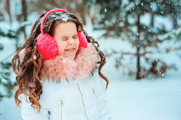 Winterporträt Eines Glücklichen Mädchens Mit Rosa Ohrenschützern Das Verschneiten Winterwald — Stockfoto