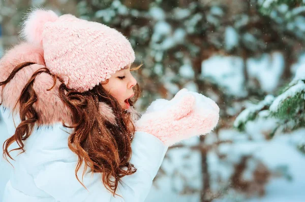 Ritratto Invernale Bambina Felice Cappotto Bianco Cappello Guanti Rosa Che — Foto Stock