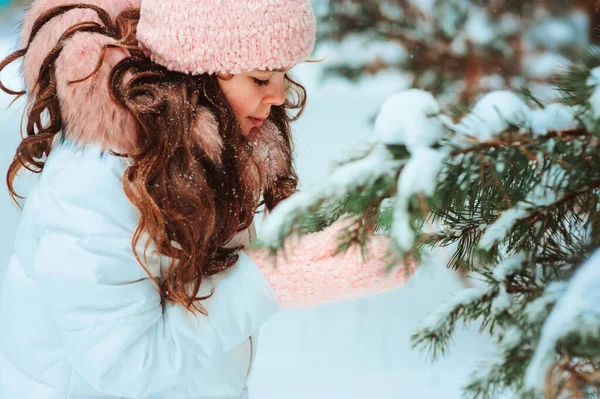 Zimowy Portret Szczęśliwej Dziewczynki Białym Płaszczu Różowym Kapeluszu Rękawiczkach Bawiących — Zdjęcie stockowe