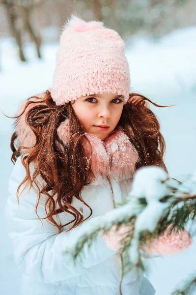 코트를 모자를 눈덮인 숲에서 소녀의 초상화 활동적 — 스톡 사진