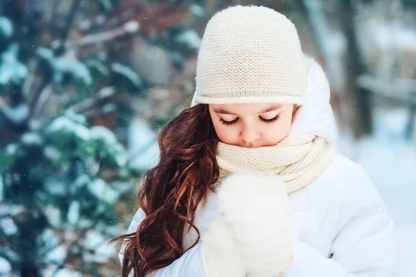 冬は白いコート 帽子でかわいい夢のような子供の女の子の肖像画を閉じ 雪の冬の森の中で屋外で遊んでミトン アクティブな冬の休暇のコンセプト — ストック写真