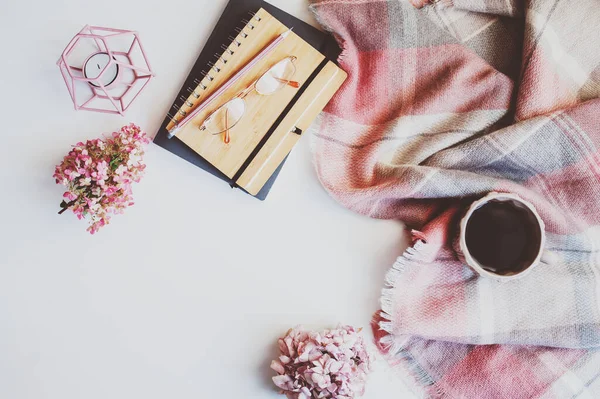 舒适的秋天或冬天的早晨在家 一杯咖啡 一支蜡烛 一本书和一条温暖的围巾 静谧地生活在女性的生活中 斯堪的纳维亚海格概念 — 图库照片