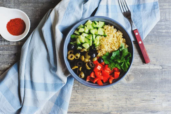 Bulgur Salaskom Tabulstijl Voor Lunch Met Gehakte Komkommers Olijven Paprika — Stockfoto