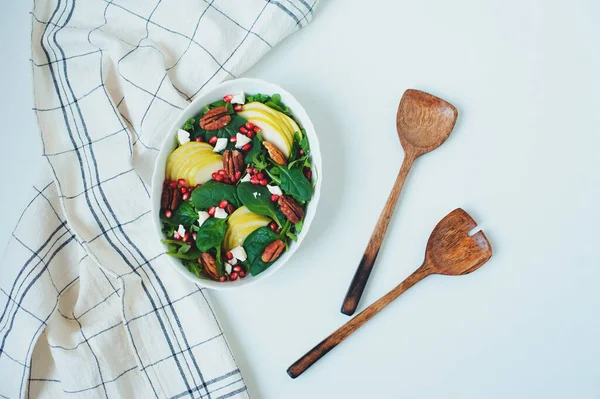 Gezond Dieet Fruitsalade Met Seizoensgebonden Winterfruit Peer Granaatappel Met Spinazie — Stockfoto