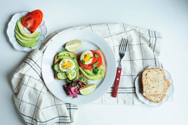 Hälsosam Vegetarisk Frukost Avokado Toast Med Gurka Ägg Tomat Och — Stockfoto
