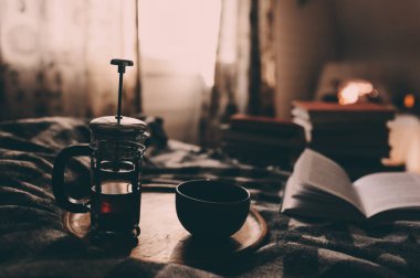 Sıcak çay eşliğinde sıcak bir kış sabahı. Gerçek hayatta yatakta kahvaltı yapmak, kitapla rahatlamak.