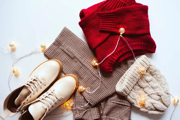 온라인 크리스마스 쇼핑과 베이지 의상을 단정하게 차려입은 것이다 스웨터 모자와 — 스톡 사진