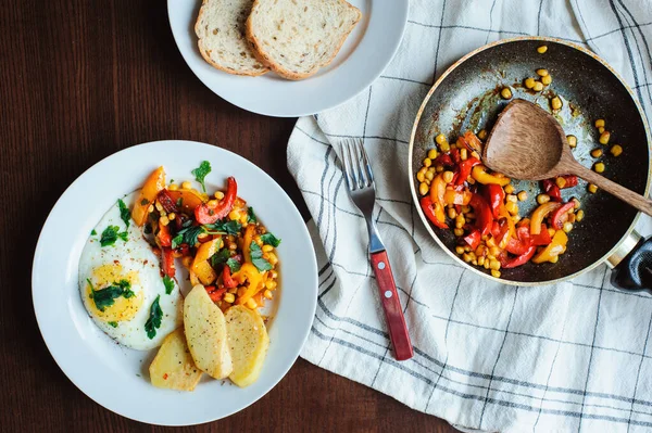 Smaklig Vegetarisk Gårdsfrukost Stekt Ägg Med Bakad Paprika Potatis Och — Stockfoto