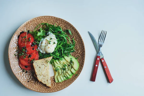 Hälsosam Kost Vegetarisk Frukost Pocherat Ägg Fullkornsbröd Tomater Avokado Ruccolasallad — Stockfoto